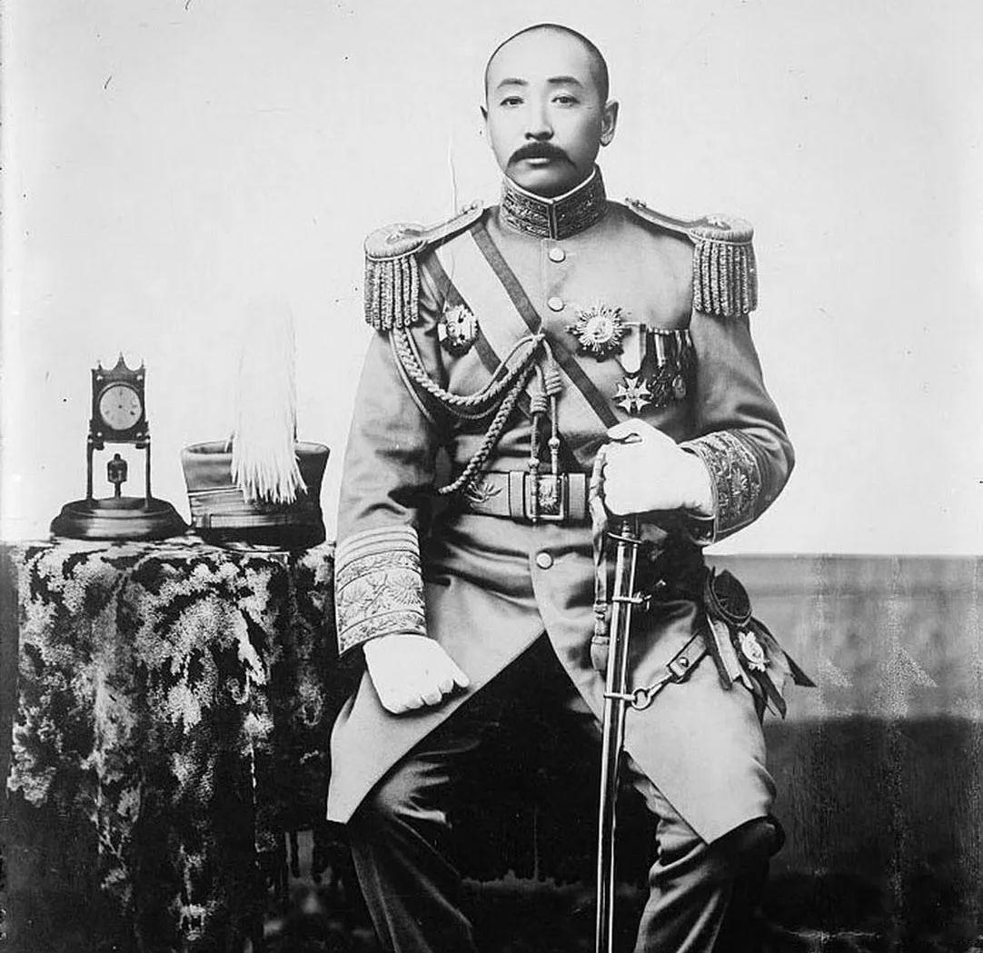 1935年，张作霖的二女儿张怀英走在天津街上，被街头地痞出言调戏招惹，她脾气刚
