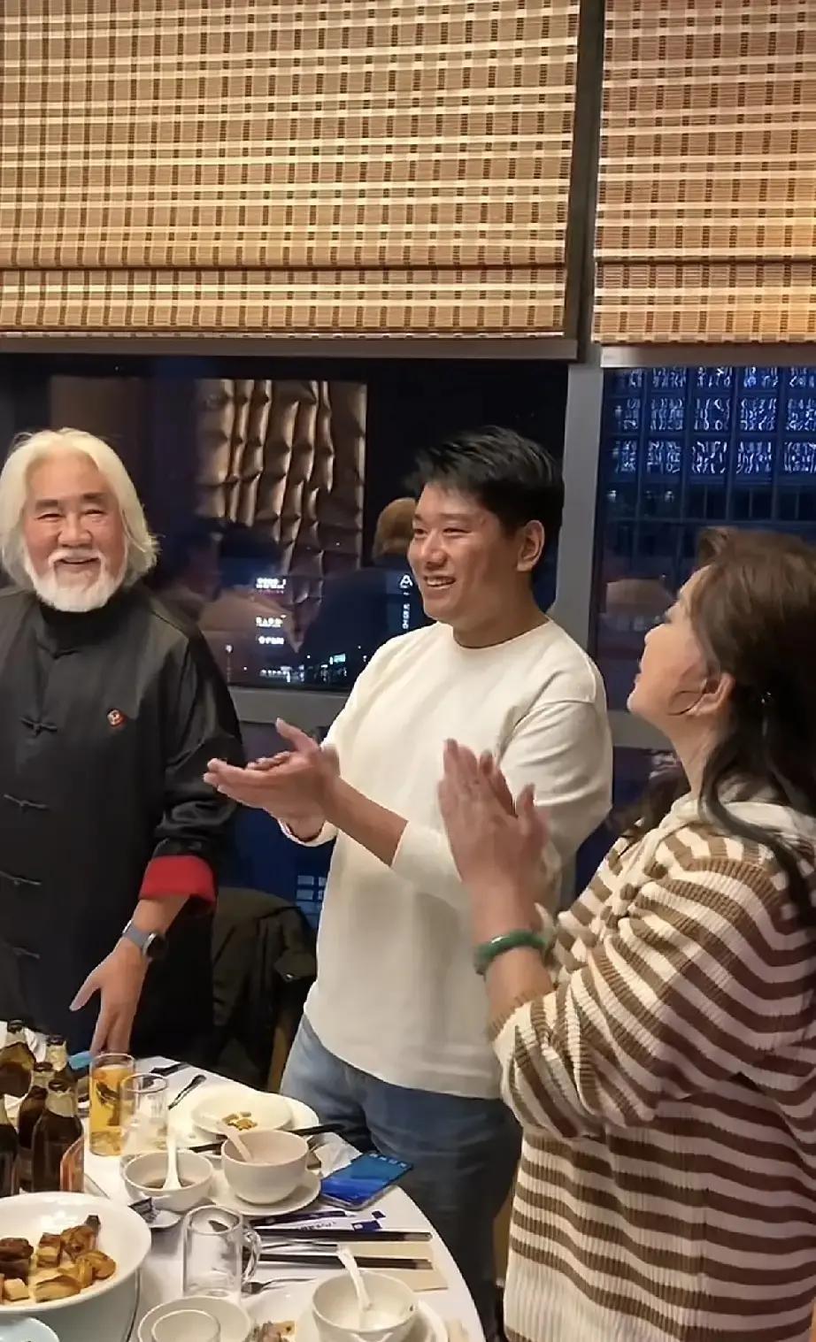 刘晓庆坐在台下给张纪中鼓掌，我刷到视频愣了两秒。画面里老张头套花白，唐装鼓风，