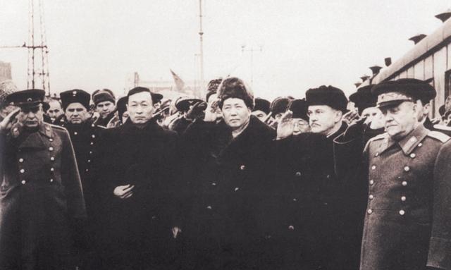 1949年，毛主席准备动身前往苏联访问，专门叫来李克农，交代道：“我离开北京后，