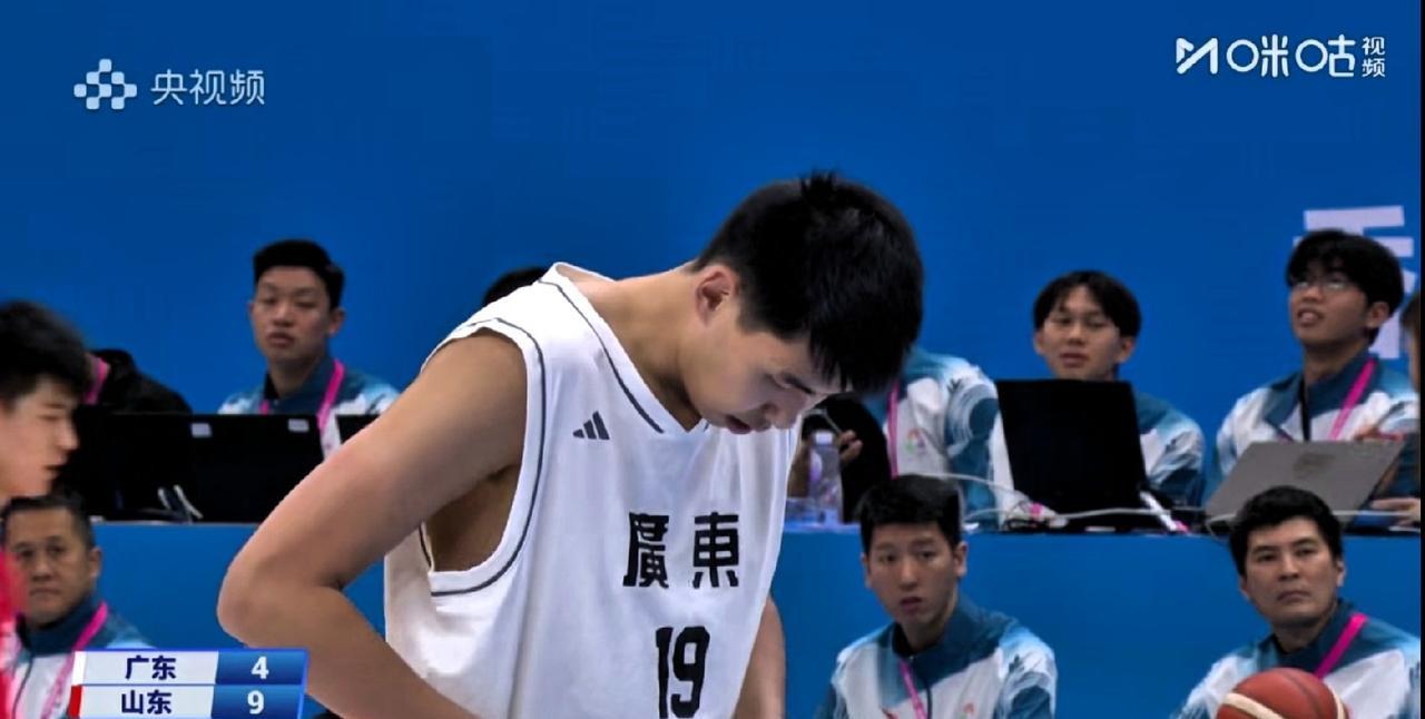 徐昕离开广东宏远后，技术和对抗全面下降，全运会遇到由全鲁班组成的山东男篮，攻防两