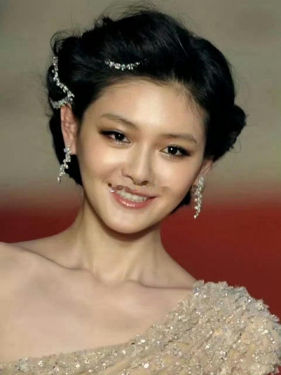 “当年品牌方需要珠宝露出，大S觉得这条高定礼服如果搭配项链会很多余，就把项链编进头发里”​​​