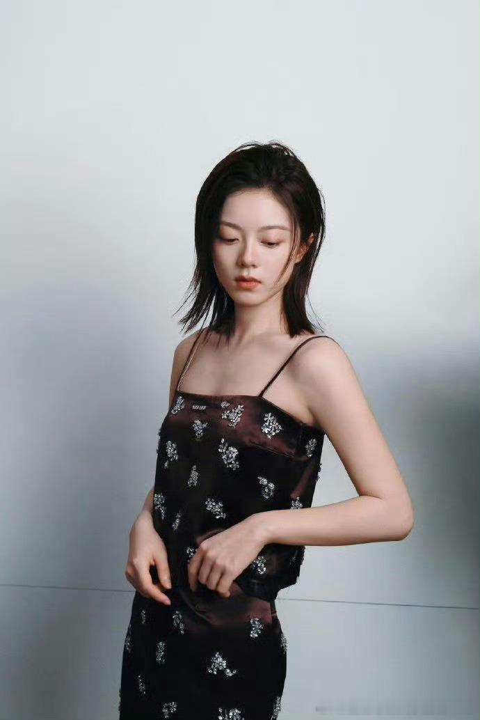 赵今麦穿了miumiu珍藏定制系列解锁新风格清冷灵动的少女感，好不一样的麦麦