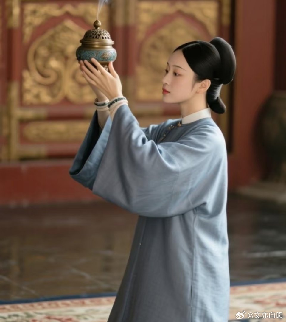 在《如懿传》中，嬿婉忐忑回到启祥宫。嘉妃玉妍慢步进暖阁，吩咐给嬿婉换低等宫人的服