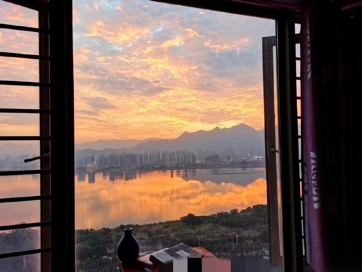 我跟你讲个最扎心的事儿。从小被教育得越“懂事”、越“老实”的孩子，长大进了社会