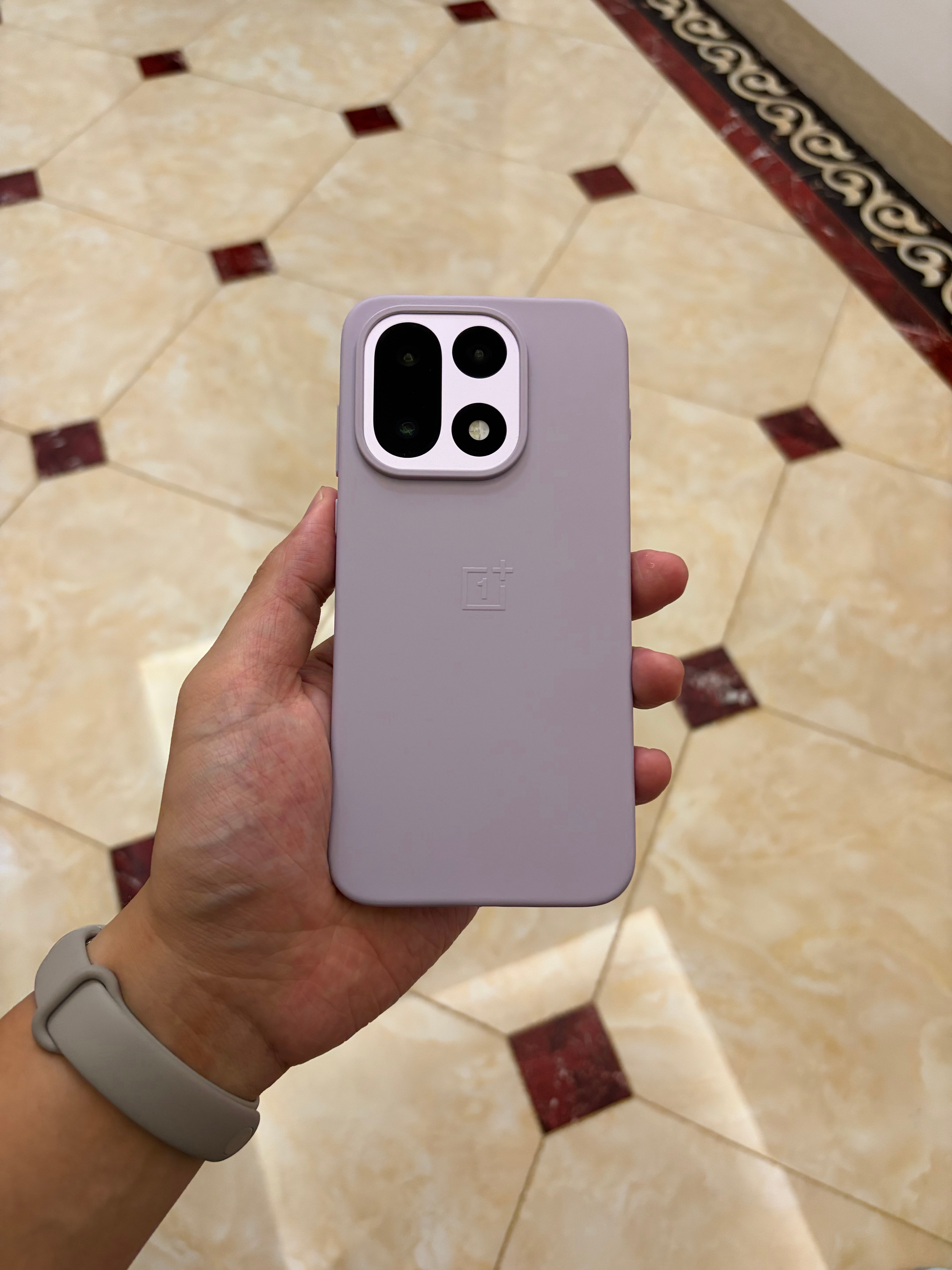 觉得一加这个牌子挺神奇的，不温不火，但每次旗舰和中高端发布后心又痒痒。现在在用一