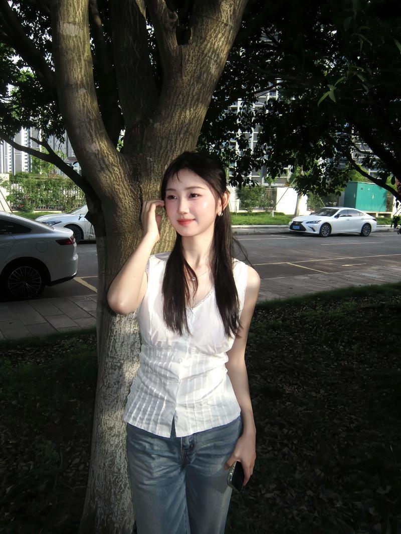 高校辅导员说：“说句难听话，有些女大学生真是不要脸。每天都有豪车停在校门口，车
