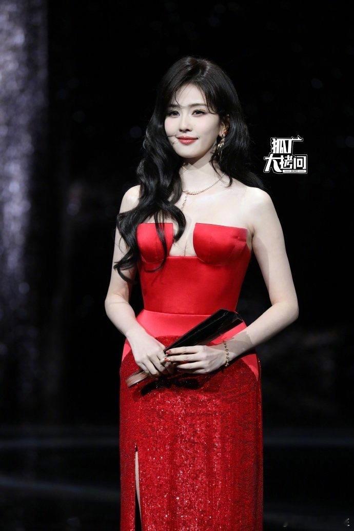 同一镜头下的两大同龄花白鹿、陈都灵生图来了。