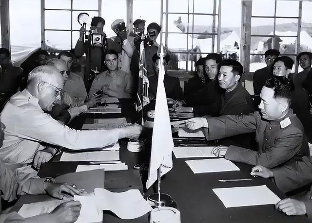 抗美援朝到底赢没赢？刚入朝那会儿，美国人狂得没边。麦克阿瑟坐着飞机在鸭绿江边转