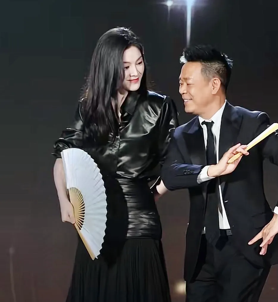 以前没感觉孙浩这么耐看，是我也变老了吗？孙浩是戏剧出身，这身段表情是大师级别，说实话孙浩容貌不奇，但