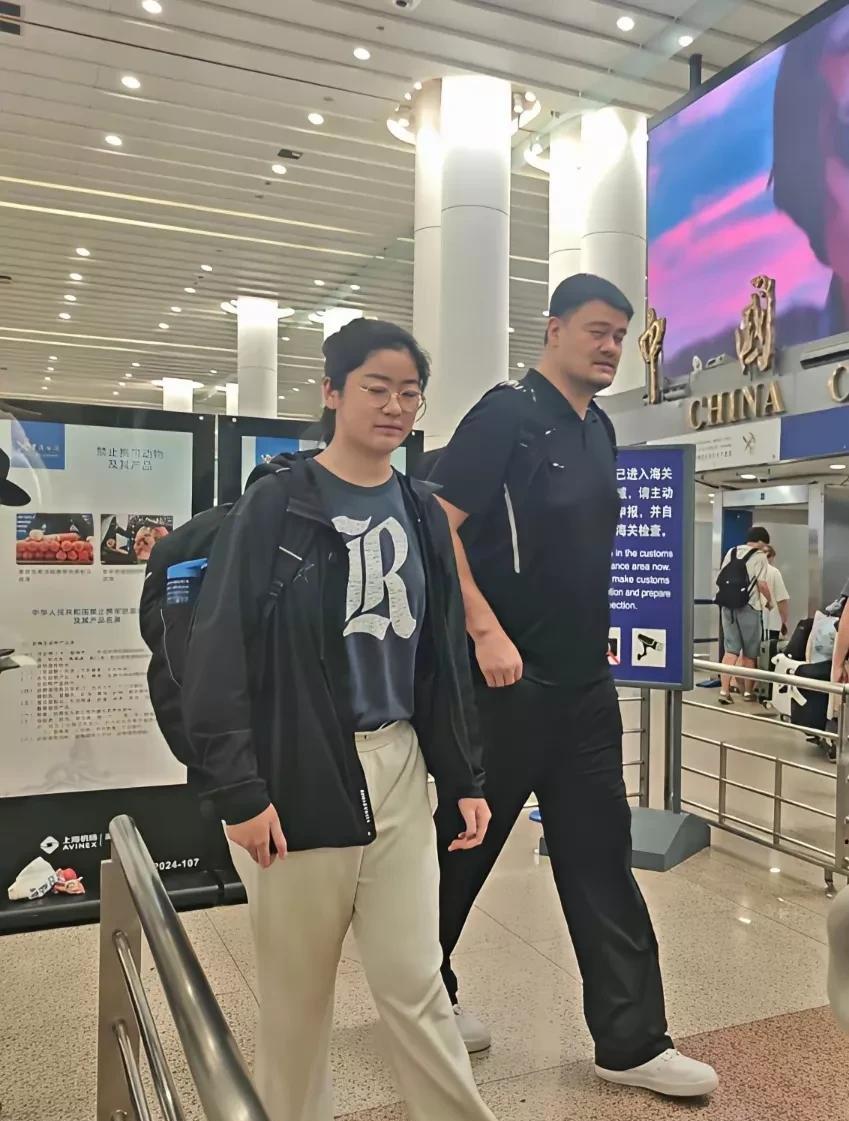 姚明与自己的女儿姚沁蕾现身机场，15岁的姚沁蕾身高已达到父亲姚明的肩膀以上，目测