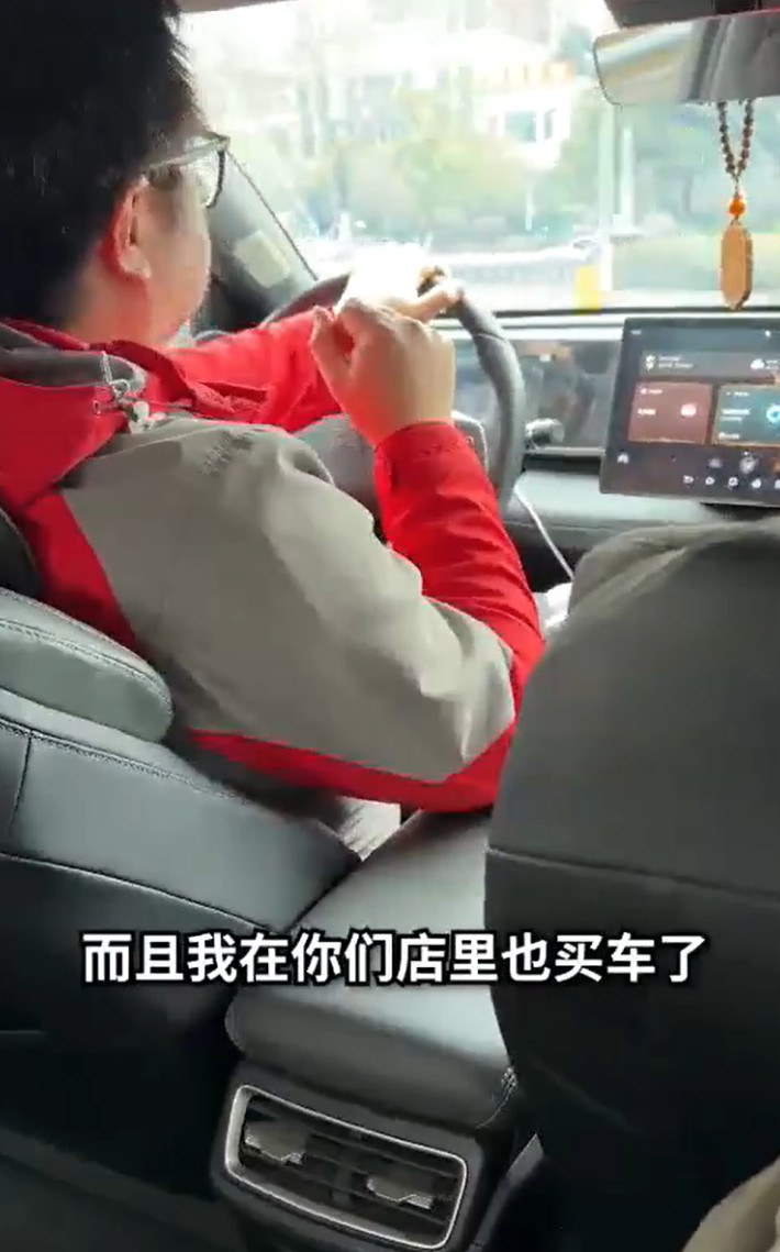 车若初见大哥真是个人才啊...一年充电洗车吃饭260多次，还带饭盒打包，逼的4