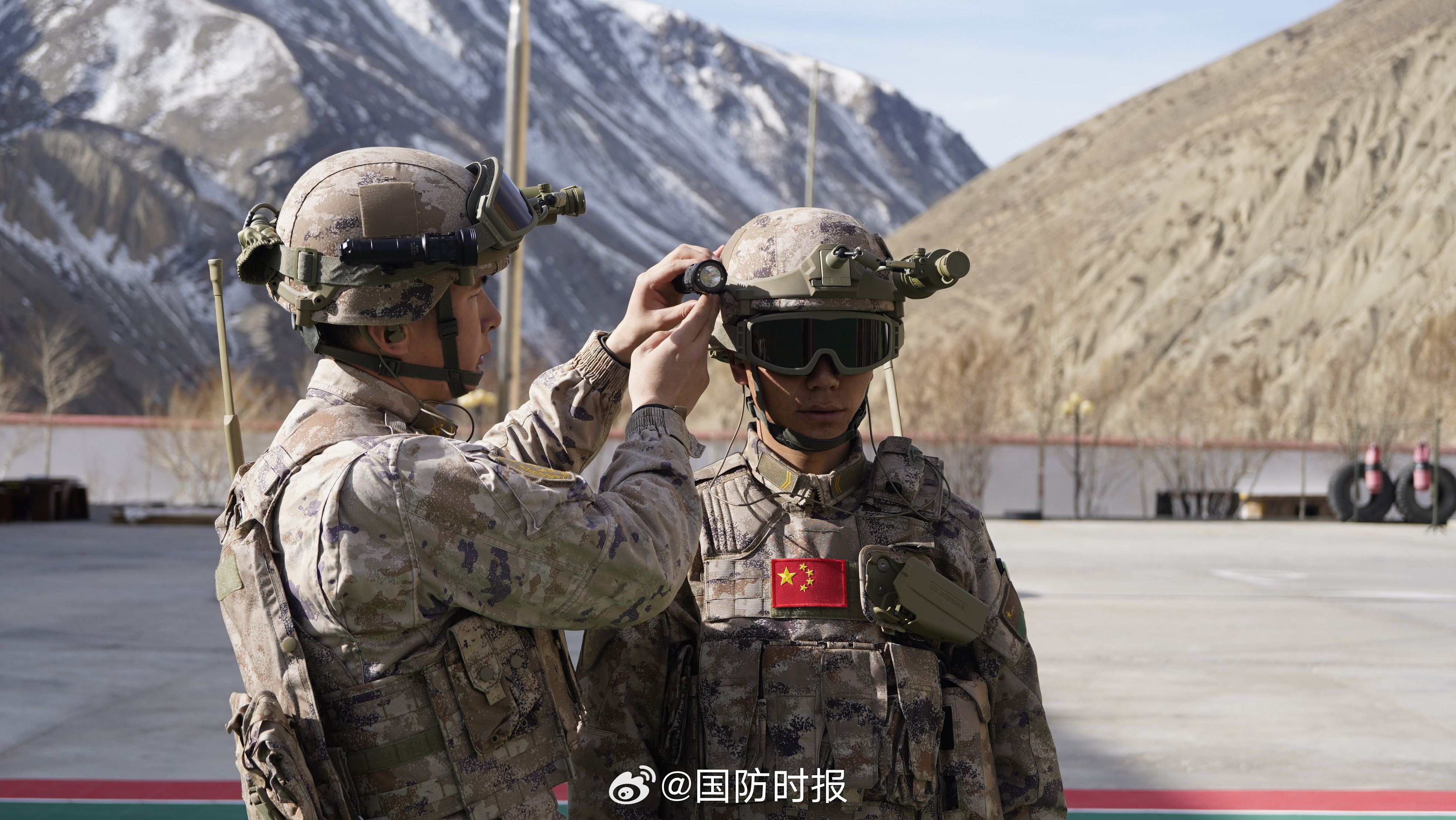 与综合单兵系统配套的战术灯有两款？[思考]两者装备名称同标注为“战术灯”，连生产