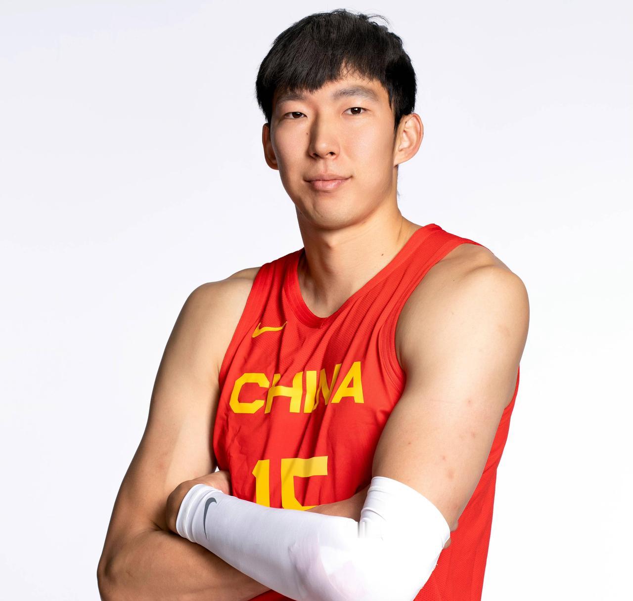 周琦太忙了！今天下午，北京媒体人勇方方向球迷们透露：北京男篮今晚将首战山东男篮