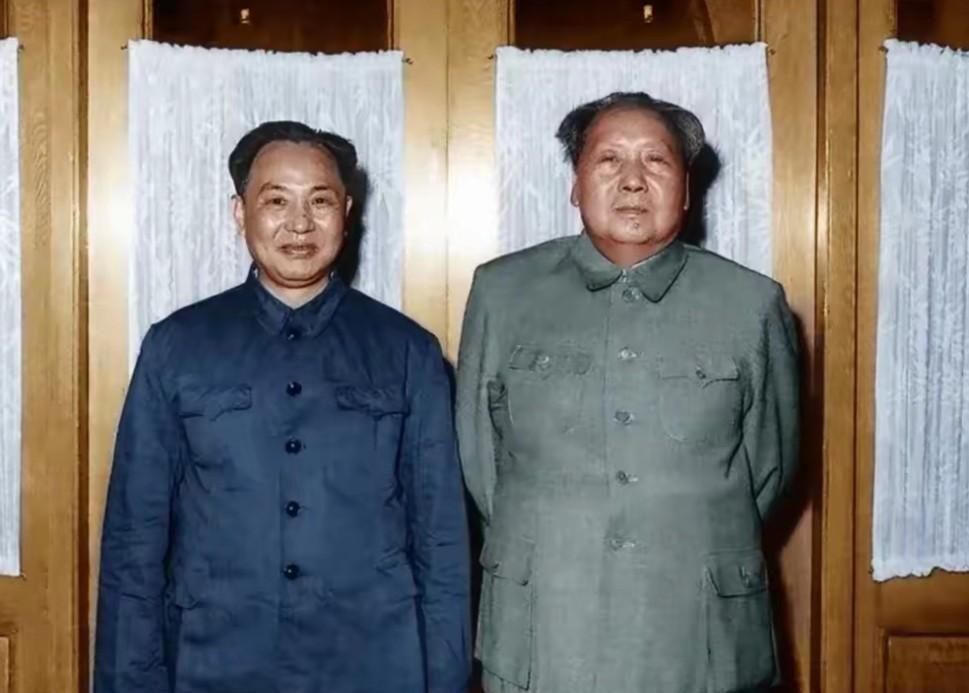 1969年12月26日，毛泽东主席76岁生日时，与他的厨师韩阿福（常被亲切称为“