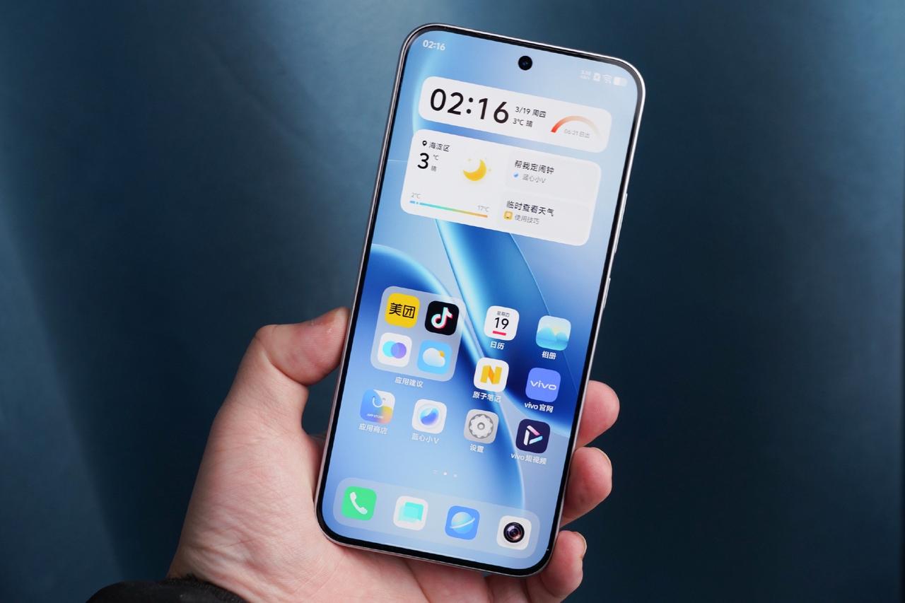 拿到手的第一反应就是这后盖颜值有点高。配置方面这次也是该给的都尽可能拉满了天玑