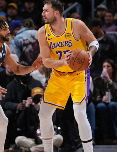 湖人肯定会交易从赛季初东契奇发话要争冠是唯一目标，而且湖人这赛季吃了斯玛特、艾