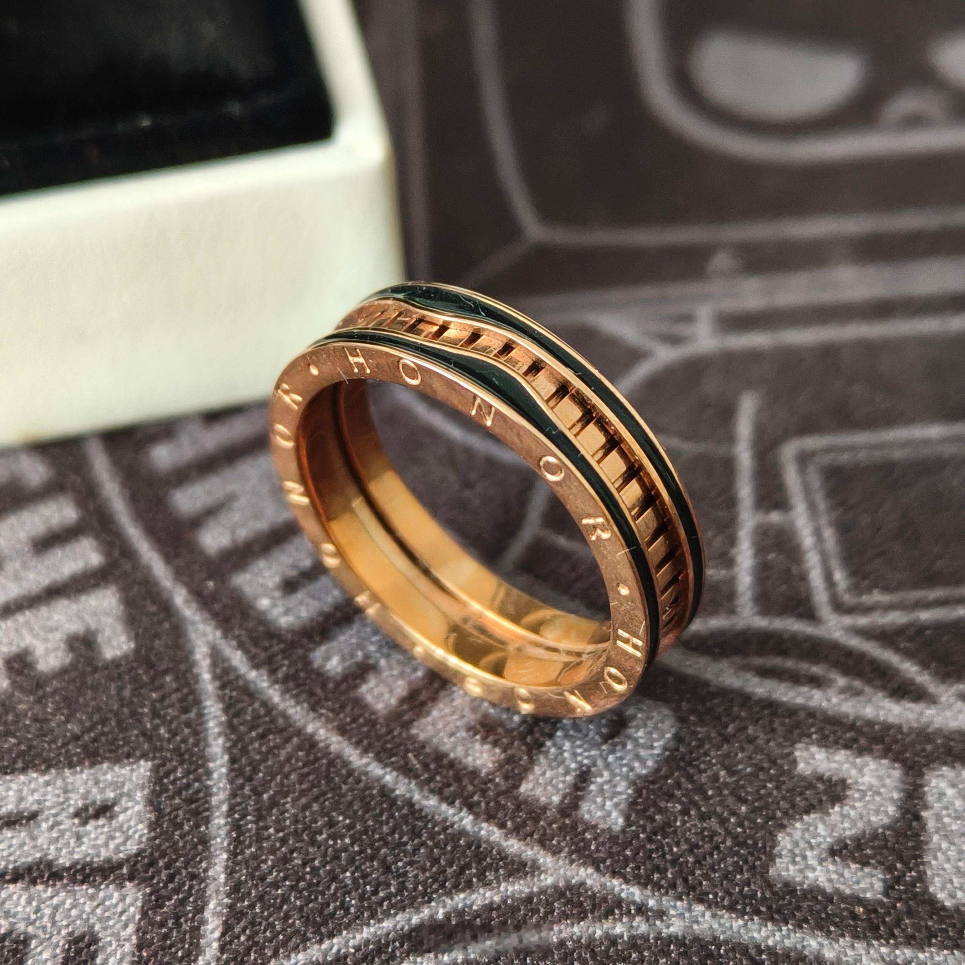 在家里翻出两个小盒子，一个是2021米粉节的戒指，925银的，内侧还有自己想刻的