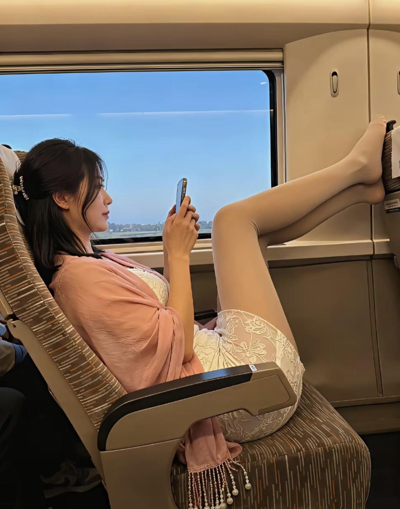 高铁上的漫游时刻，让风景和心情都跟着车速一起向前，把烦恼甩在身后，奔赴下一场美好