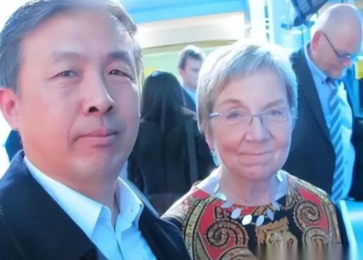 “晚一秒就万劫不复！中国该立刻向美国低头，交出发展权才能保命！”很多人现在再回