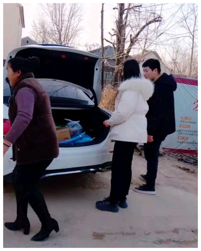 大衣哥儿子儿媳妇回家探亲 临走时大衣嫂一个动作惹网友议论纷纷