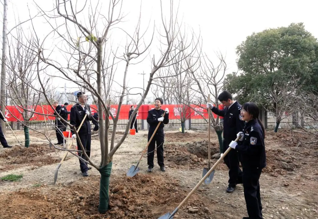 江苏警官学院^O^黄进院长 走过这么多年，性子依旧干净通透，知性大气还...