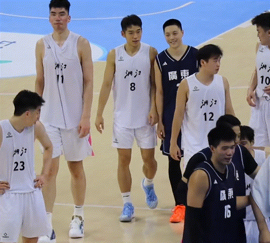 一群白衣服里面藏着一位显眼包[吐舌头眯眼睛笑]，小胡和浙江队球员关系都挺好啊，全运会也相当