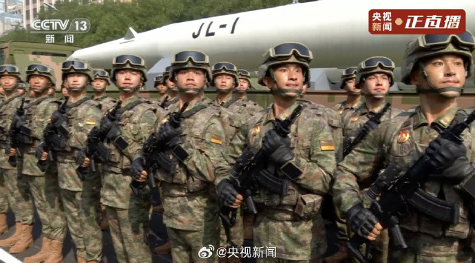 #看祖国阅兵一个个舒适瞬间##九三盛大阅兵##阅兵直播#​​​（央视新闻）​
