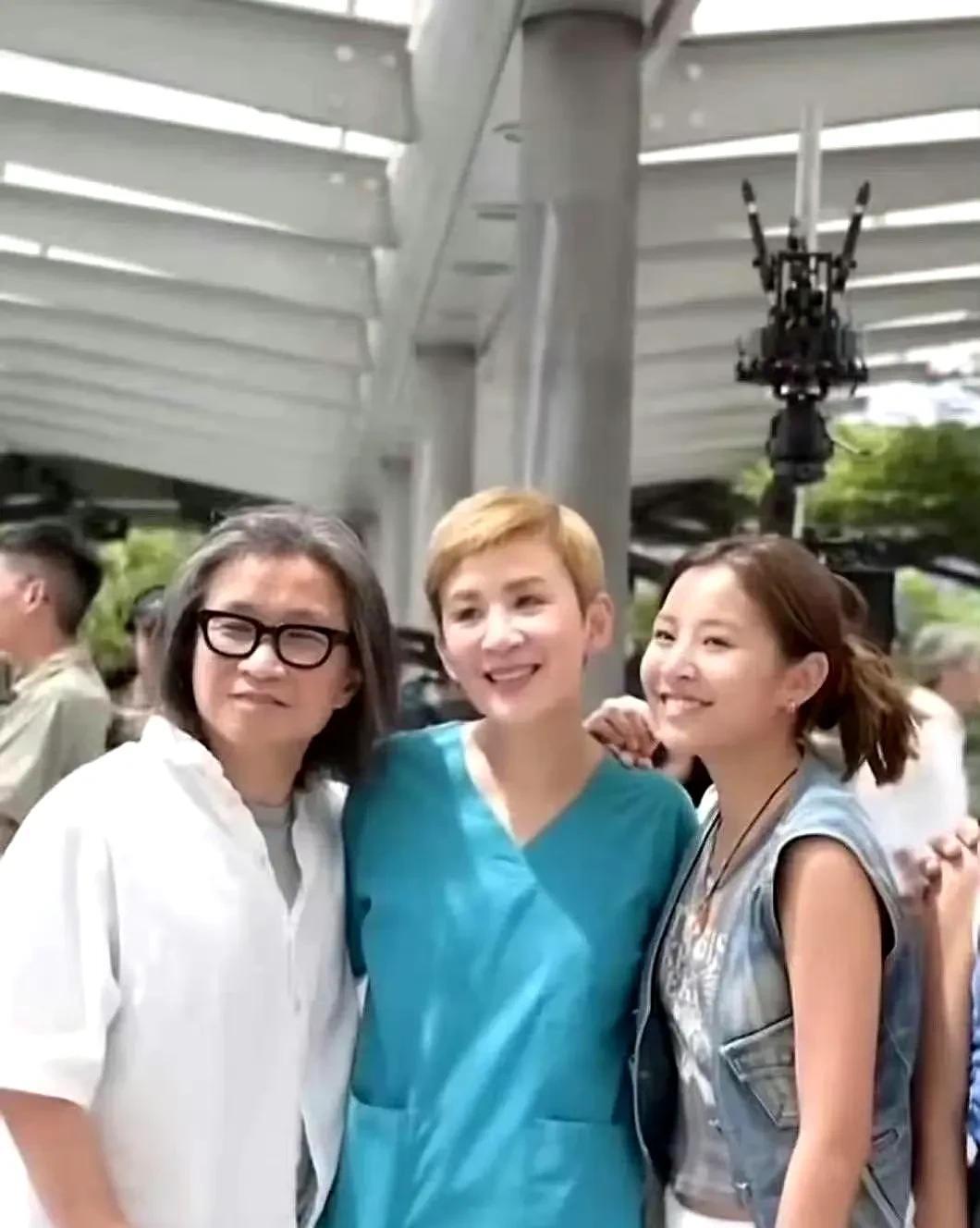 59岁的吴君如带着一家出去玩被拍到了！她17岁女儿那颜值绝了，爸妈的好基因全继承