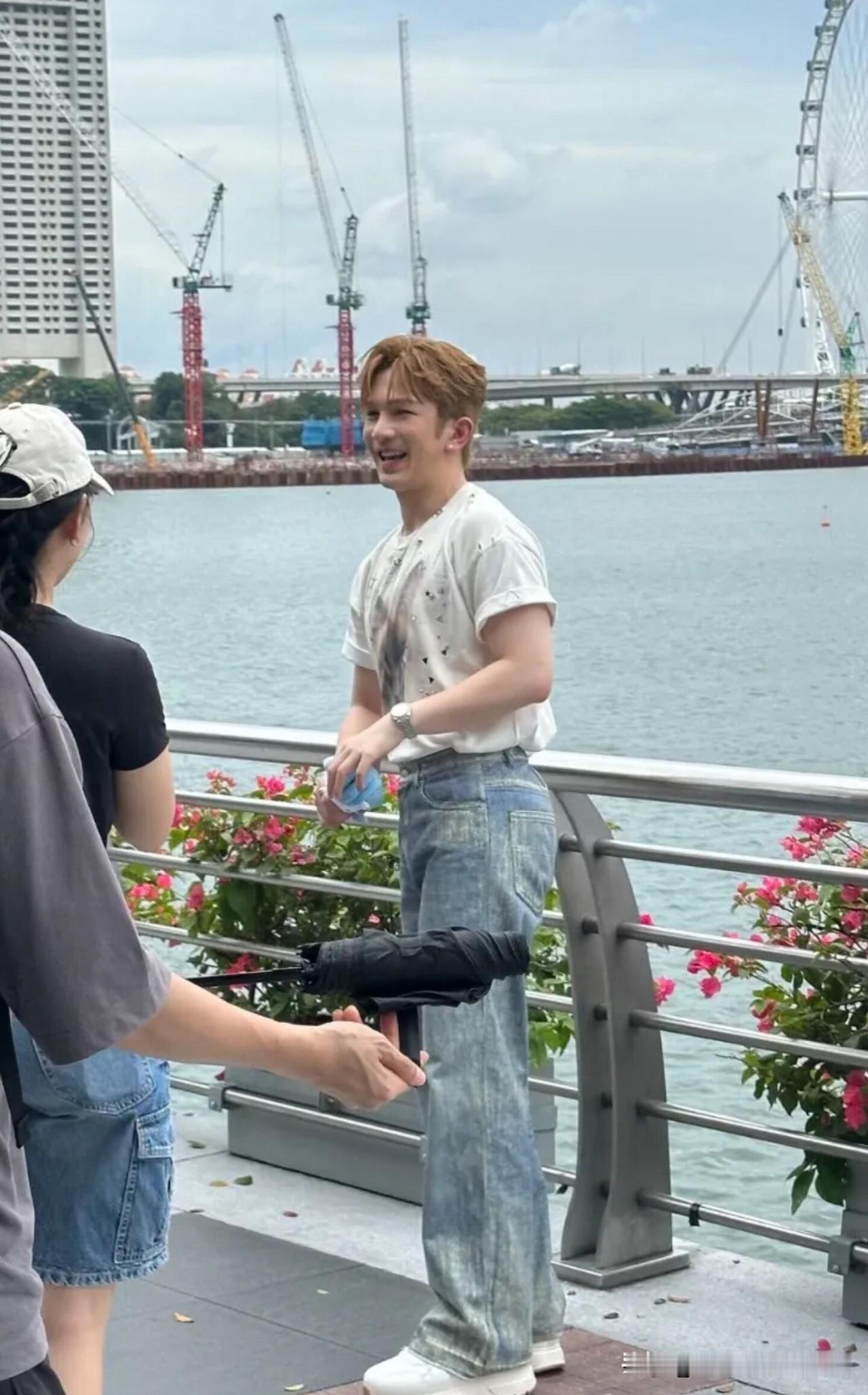 最近刷到这一个男明星的照片，很多人说他比荧幕中看到的帅气，他到底是谁呢？仔细看了