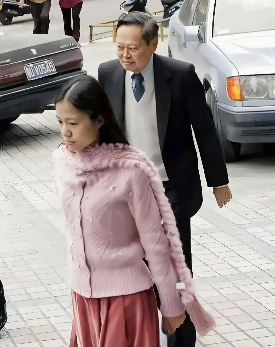 【老照片】​这是翁帆和杨振宁2004年领证的那一天拍下的一张照片。有一说一
