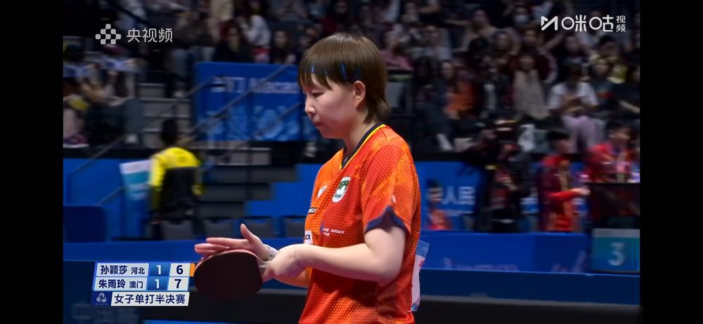 两场半决赛同时开打，境况完全不同。​曼玉跟陈梦这场，曼玉状态太好了，简直火力