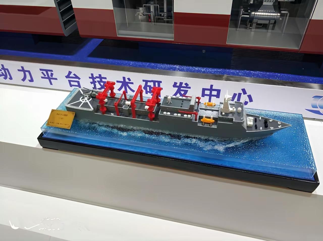 原来是他啊！最近几天军迷圈爆红的7万吨级补给舰其实前几年公开展示过，只是大家觉得