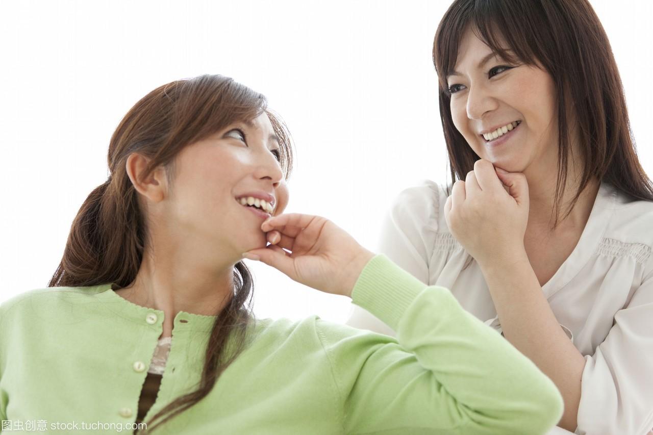 到底谁更厉害？我老婆在楼下遇到一邻居，邻居问：你家孩子考上了什么大学？我老婆