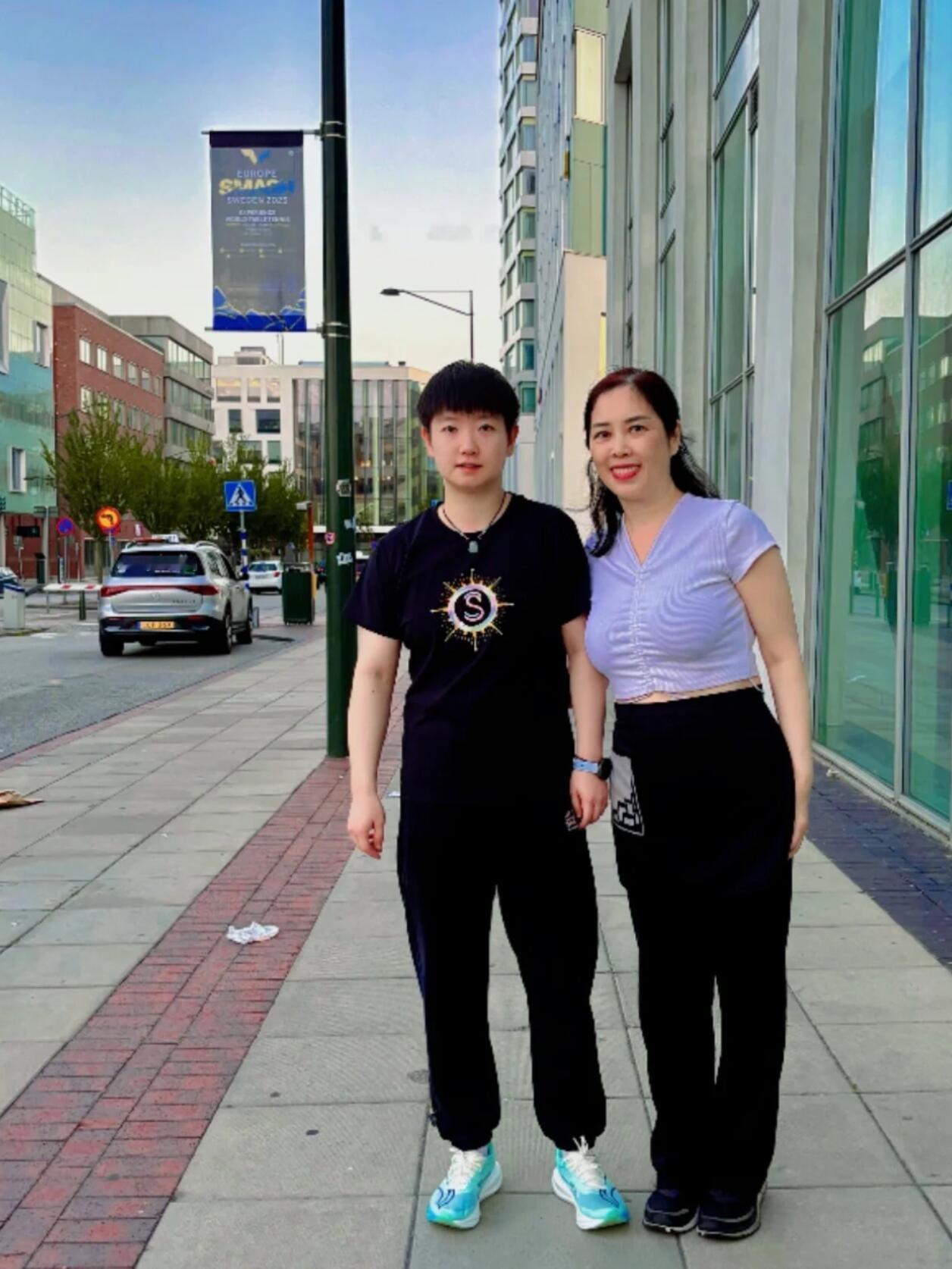 漂亮小孩和漂亮粉丝合影，爱慕的球迷！邱贻可、佳佳、莎莎、翔哥还眯眼了，一群人都