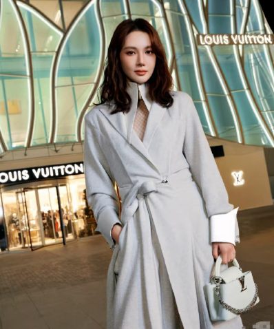 金晨这孩子，不能仔细看，越仔细看，越会发现。去年三月那起事故被翻出来，说是她开