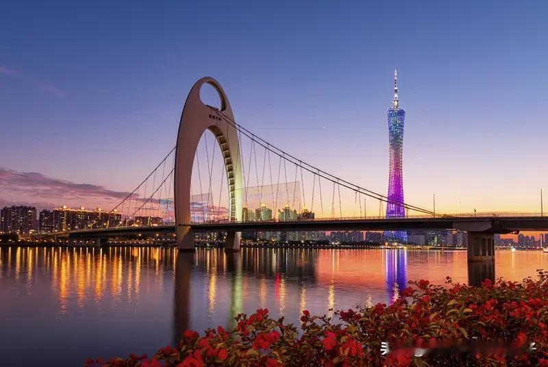 发现间谍后向国家举报，奖励还挺丰厚。发现间谍可拨打12339举报，最高能拿50万