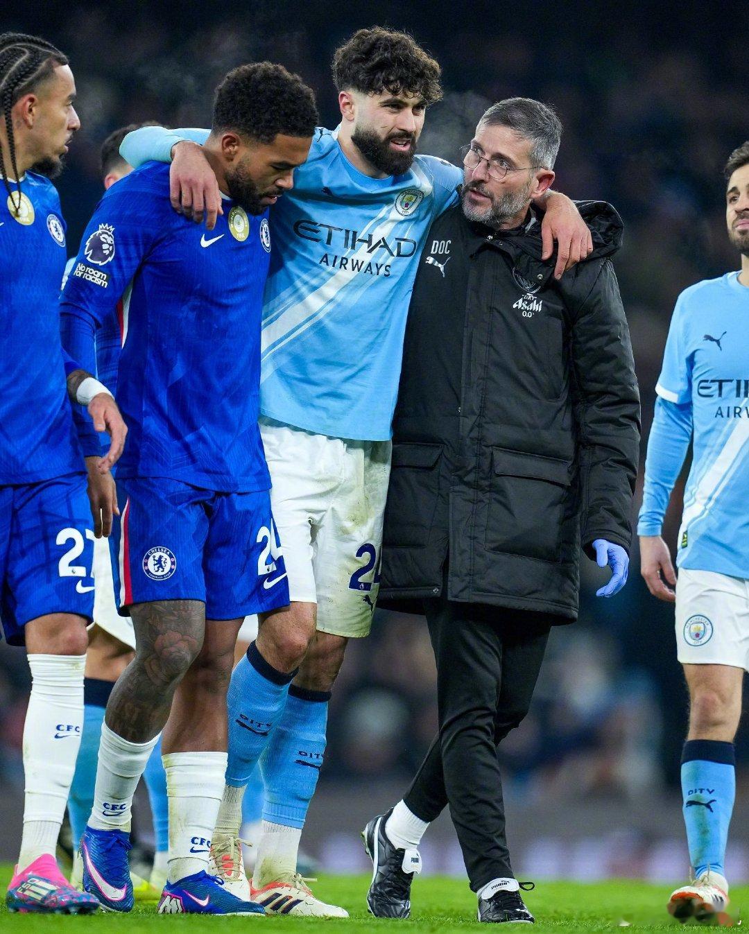 【伤停】曼城宣布，后卫格瓦迪奥尔右腿胫骨骨折，需要接受手术治疗。据媒体报道，此类