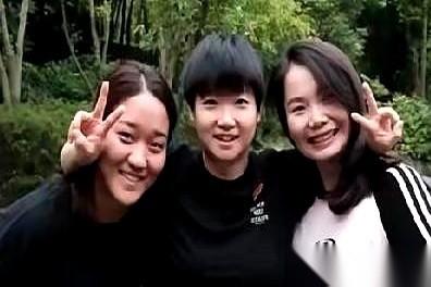 都说孙颖莎是“小魔王”，可下了赛场，她更像被四个姐姐死死护在身后的“小公主”。