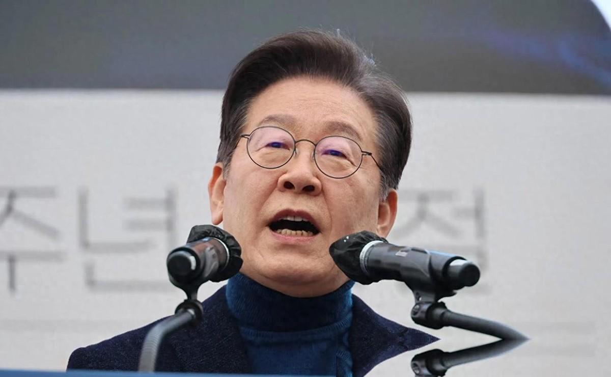 见过把一把王炸好牌打得稀巴烂的吗？现在的韩国政坛就正在上演这么一出大戏。明明手里