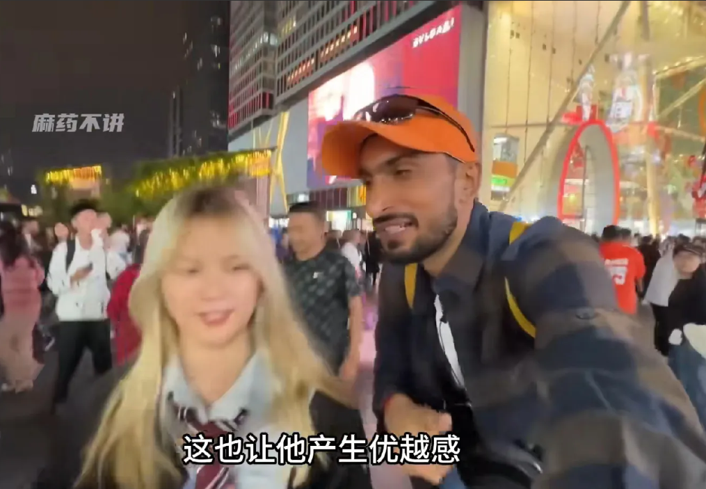 印度三哥来成都旅游，被女孩围着追着照相，以为中国女孩都在为他疯狂。瞬间优越感爆棚