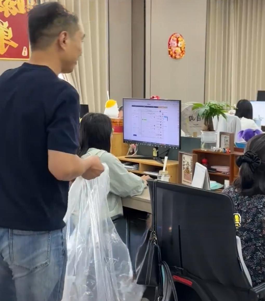 近日，一件特别暖心又接地气的事在网上火了，一位公司员工下班途中，意外在街头偶遇了