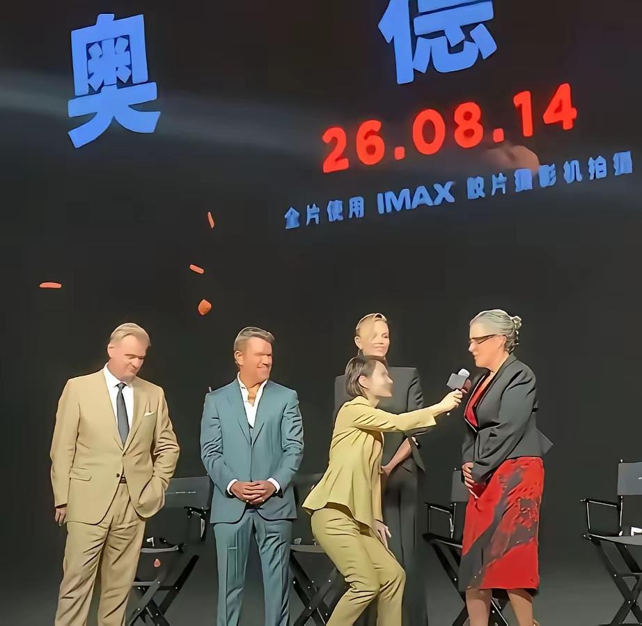 陈主持人火到海外！一个屈膝递麦画面做成恶搞梗，直接拖垮大片票房预期！