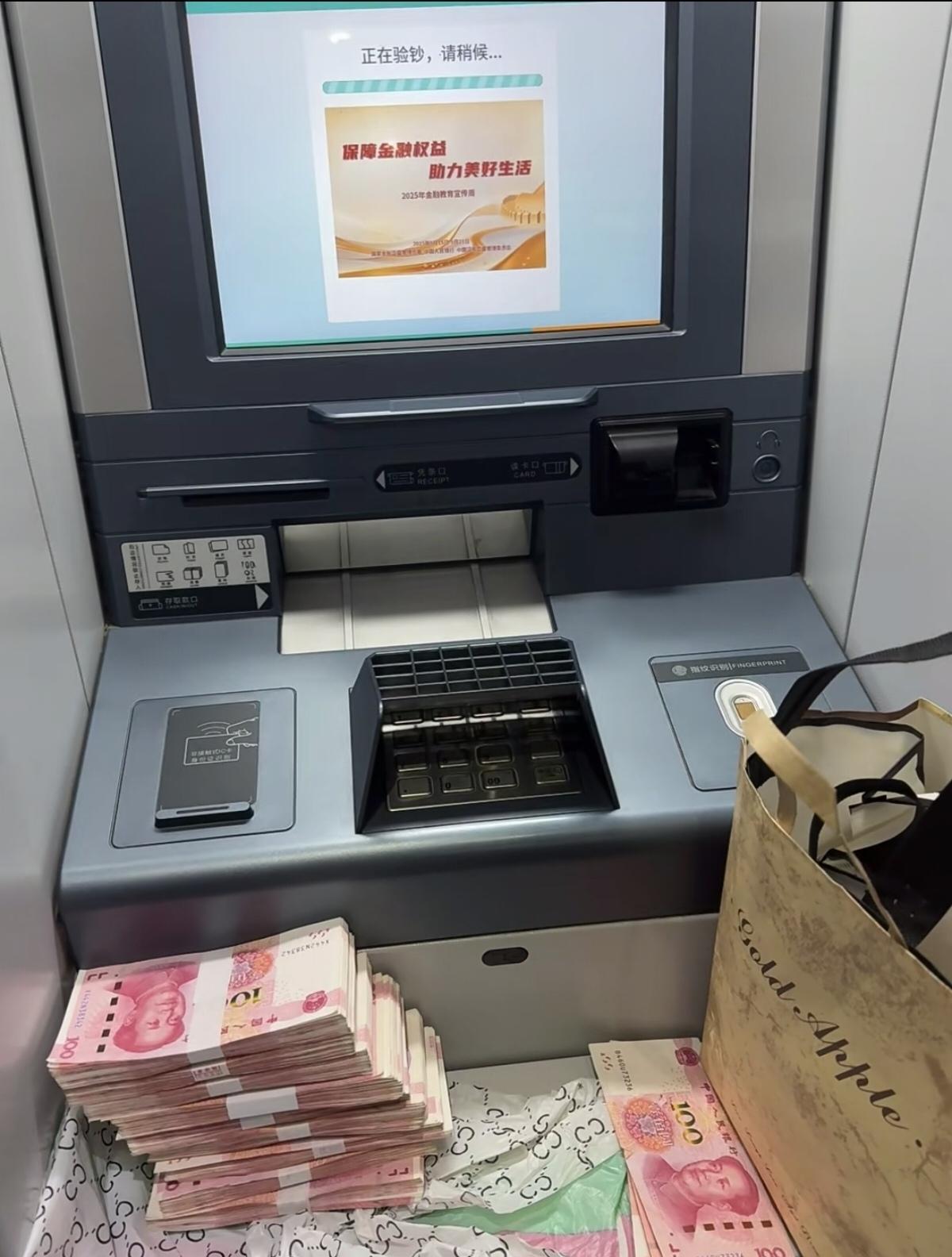 奉劝各位一句，就今年这个形势，手里攒个八万十万的，千万别惦记着靠投资翻身