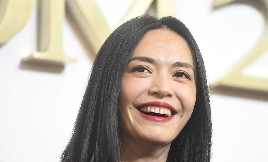 2012年，姚晨与摄影师曹郁共入婚姻殿堂，穿上嫁衣前，婆婆丁浪硬逼着儿子写了一个