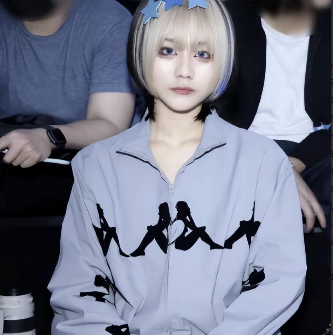 图一的窦佳嫄化起妆来比窦靖童李嫣还要像王菲，李嫣窦靖童她们的长相都像爹，不像妈。