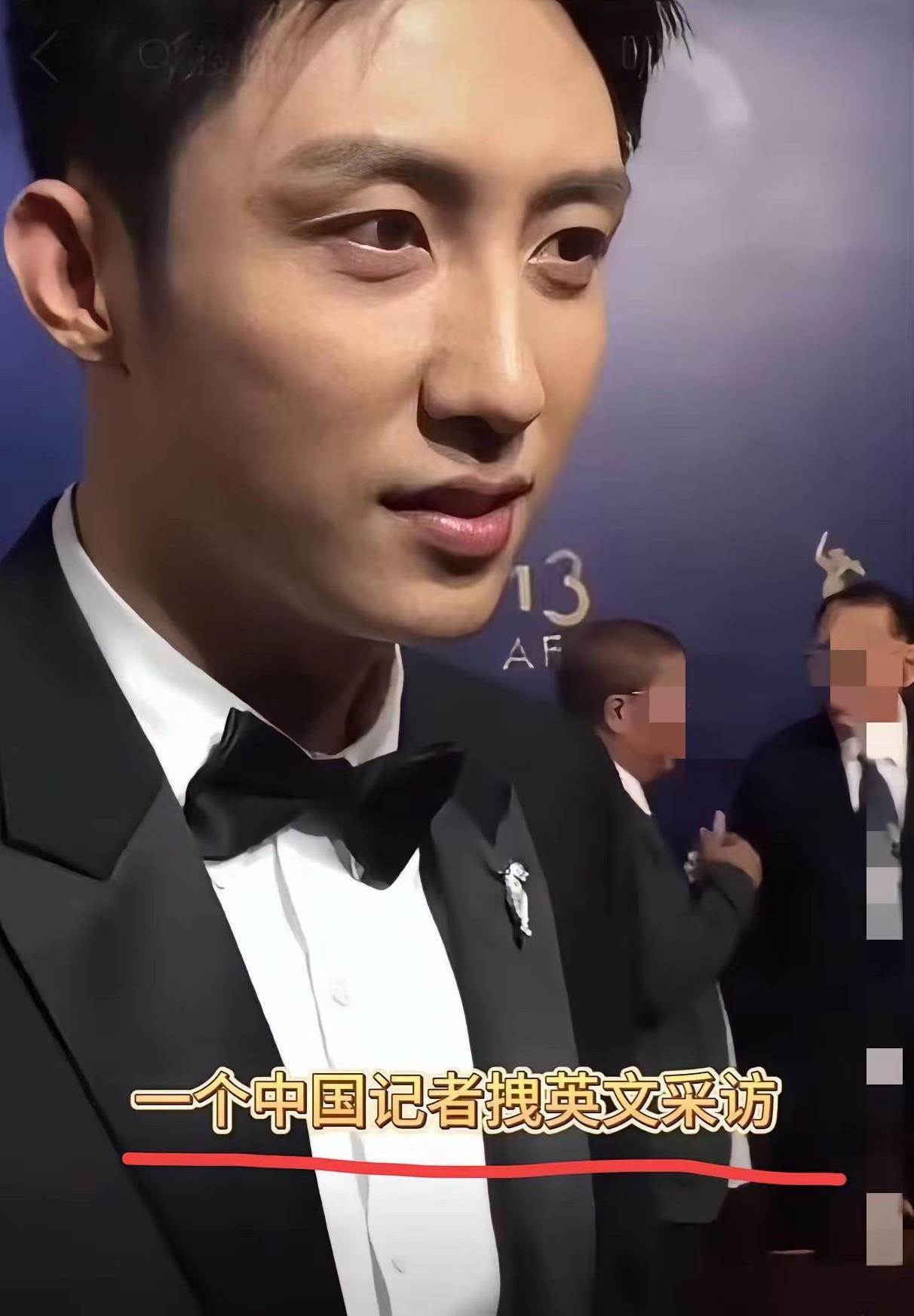 姐妹们，今天看到个事儿真是让我哭笑不得！国内记者在香港采访黄景瑜，张口就蹦英文