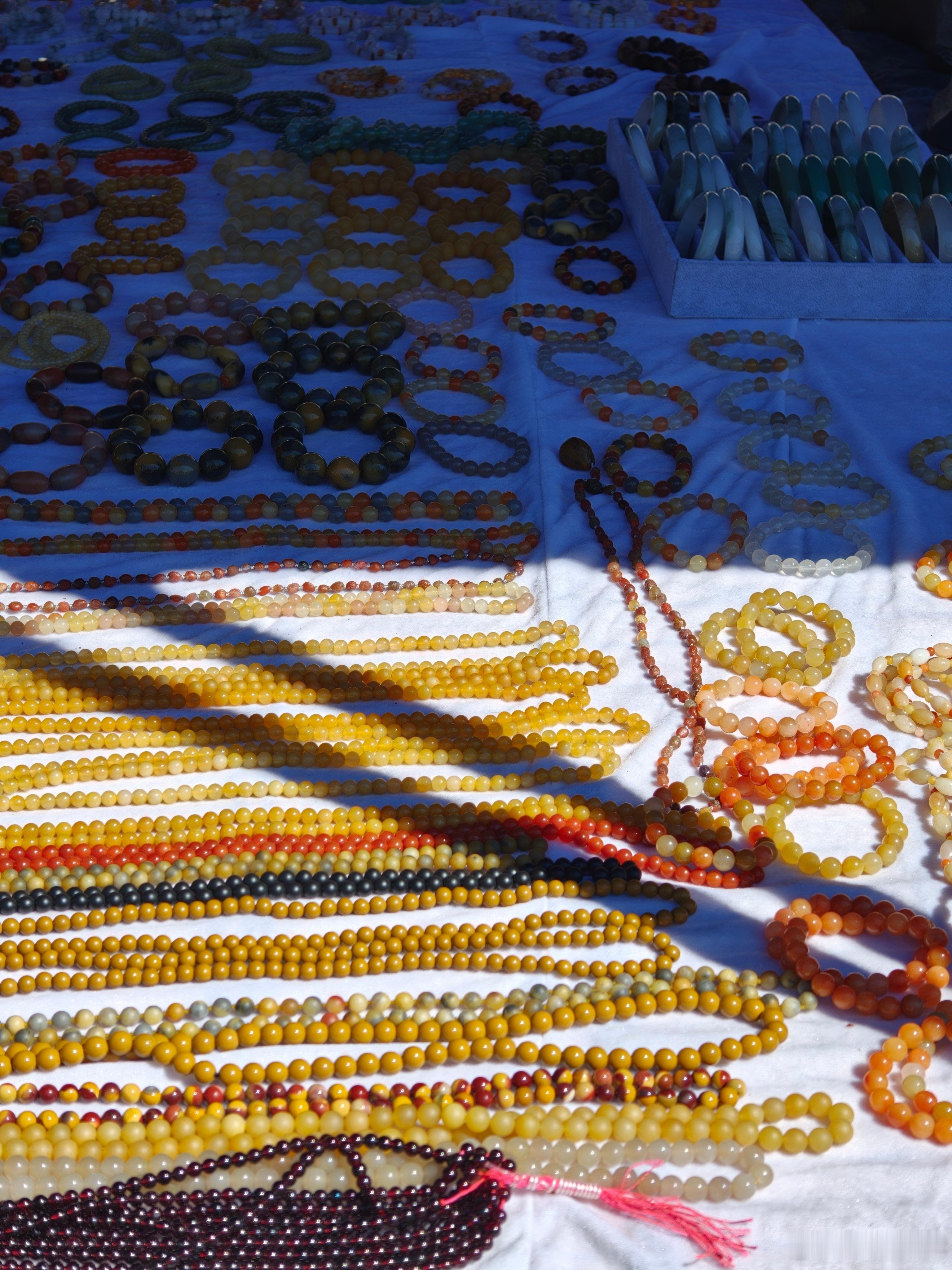 新疆市集，这里面随便看了一块石头，老板说5k，我说你好好说，你猜他说多少