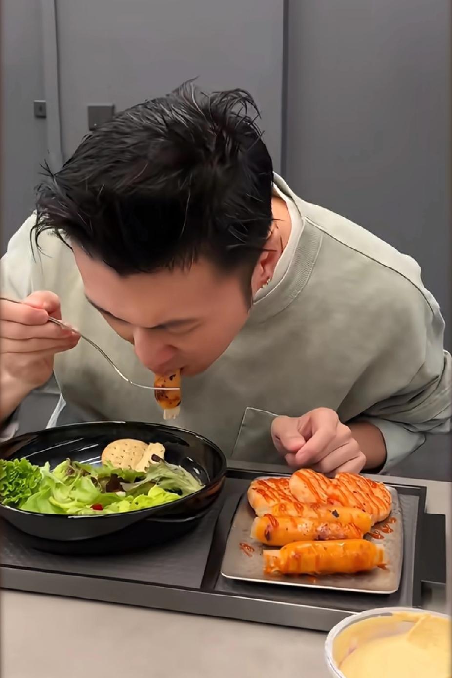 谢霆锋也是四十多岁的人了，好清爽，脸上看不到一丝的油腻！峰哥代言的炸肉肠和虾肉