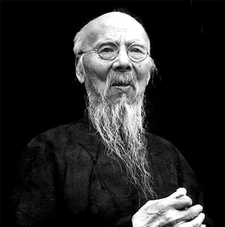 90岁齐白石看完新凤霞演的戏，老泪纵横，他冲到后台，扯住新凤霞一路带回了家。到家