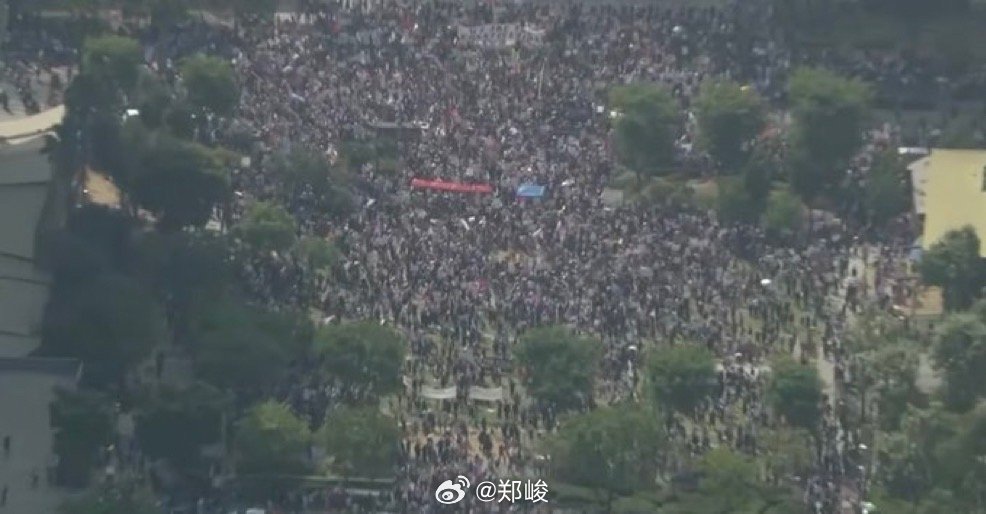 全美各地民众上街，送上最诚挚的生日祝福，为他们心中的金太阳庆生。他们送上大统领最